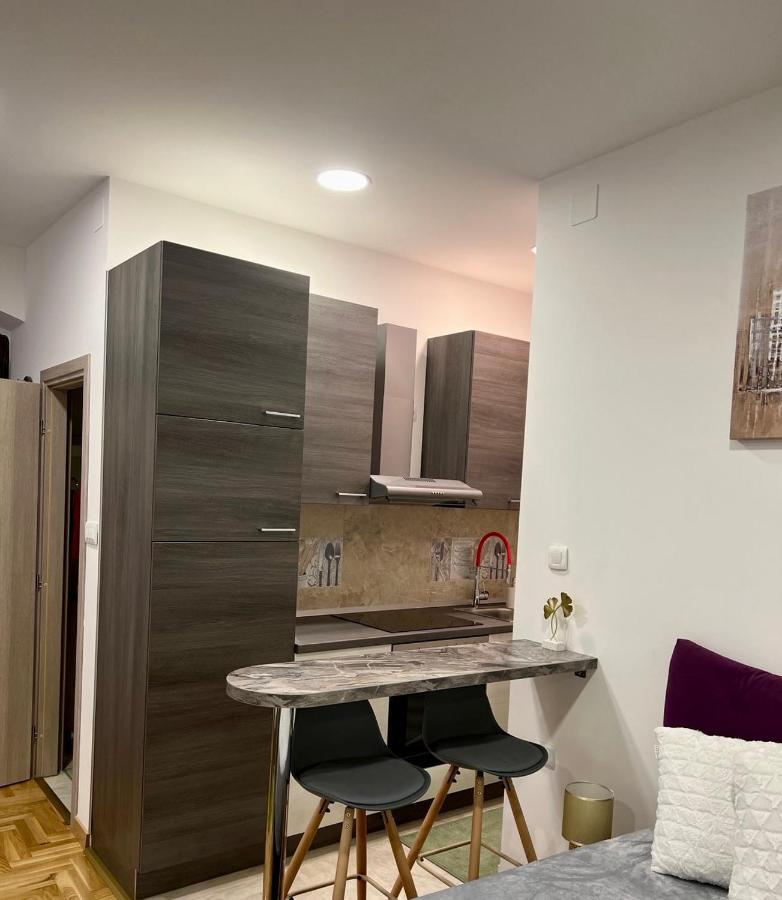 Sweet Living In Apartment
